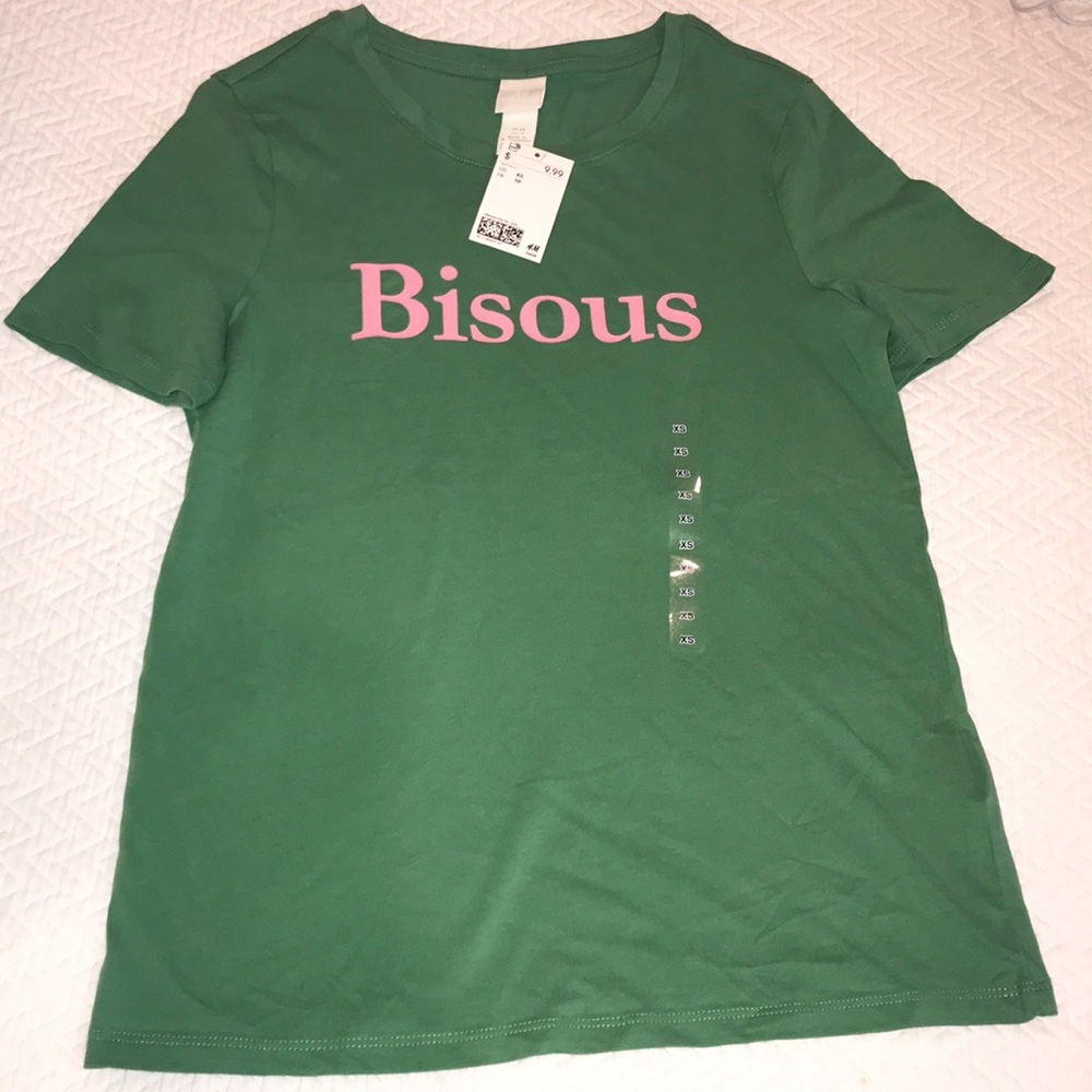 t-shirt “Bisous” which means “kisses” in French